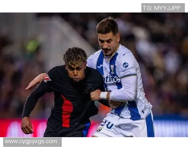 西甲激战巴萨凭乌龙球险胜AC米兰全场沸腾瞬间回顾