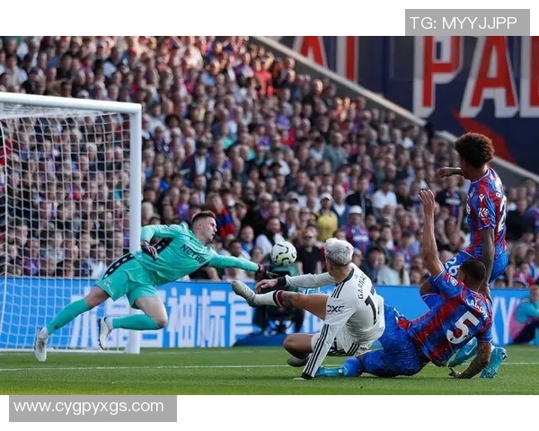 西甲激战曼联逆转拜仁绝杀瞬间引发争议判罚全场沸腾 西甲激战曼联逆转拜仁绝杀瞬间引发争议判罚全场沸腾