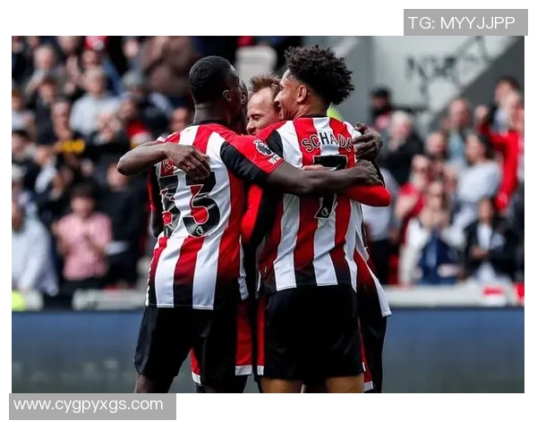 德甲激战：里昂逆转曼联红牌事件引发全场热议与争议